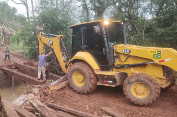 A Secretaria de Obras está atuando na recuperação da ponte do Lajeado Teimoso, danificada pelas fortes chuvas que atingiram o município.