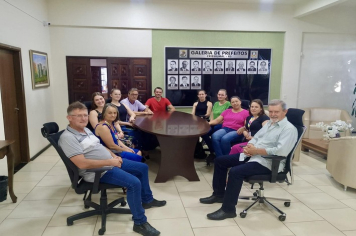 Prefeito e vice recepcionam novos servidores