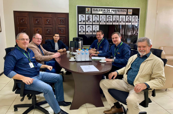  Administração Municipal recebe representantes do Sicredi Confiança