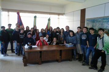 Alunos e Professores da Escola Riachuelo visitaram a Prefeitura nesta quarta-feira