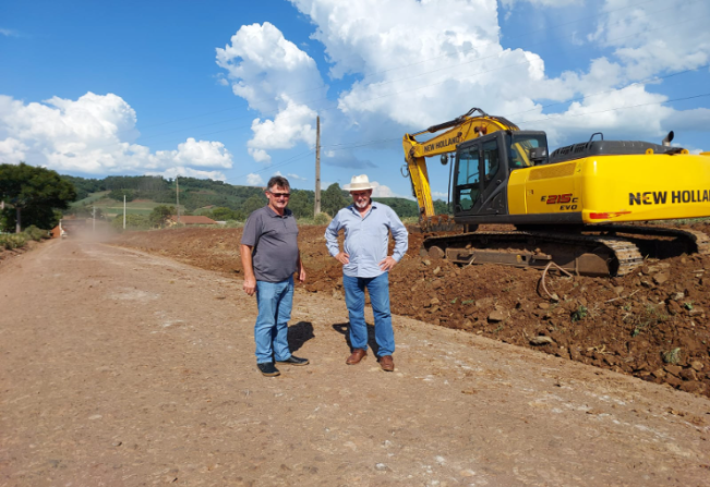 PREFEITO E VICE VISITAM OBRAS ENTRE CRISSIUMAL E NOVA CANDELÁRIA