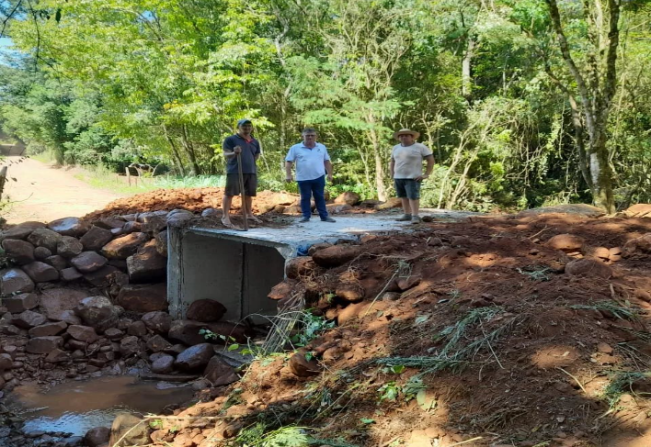 A SECRETARIA DE OBRAS DE CRISSIUMAL FEZ A COLOCAÇÃO DE NOVAS GALERIAS DE CONCRETO